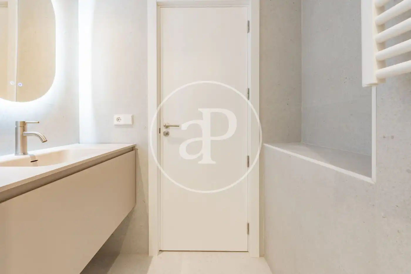 Bathroom of Flat for sale in Madrid  with Air Conditioner and Heating