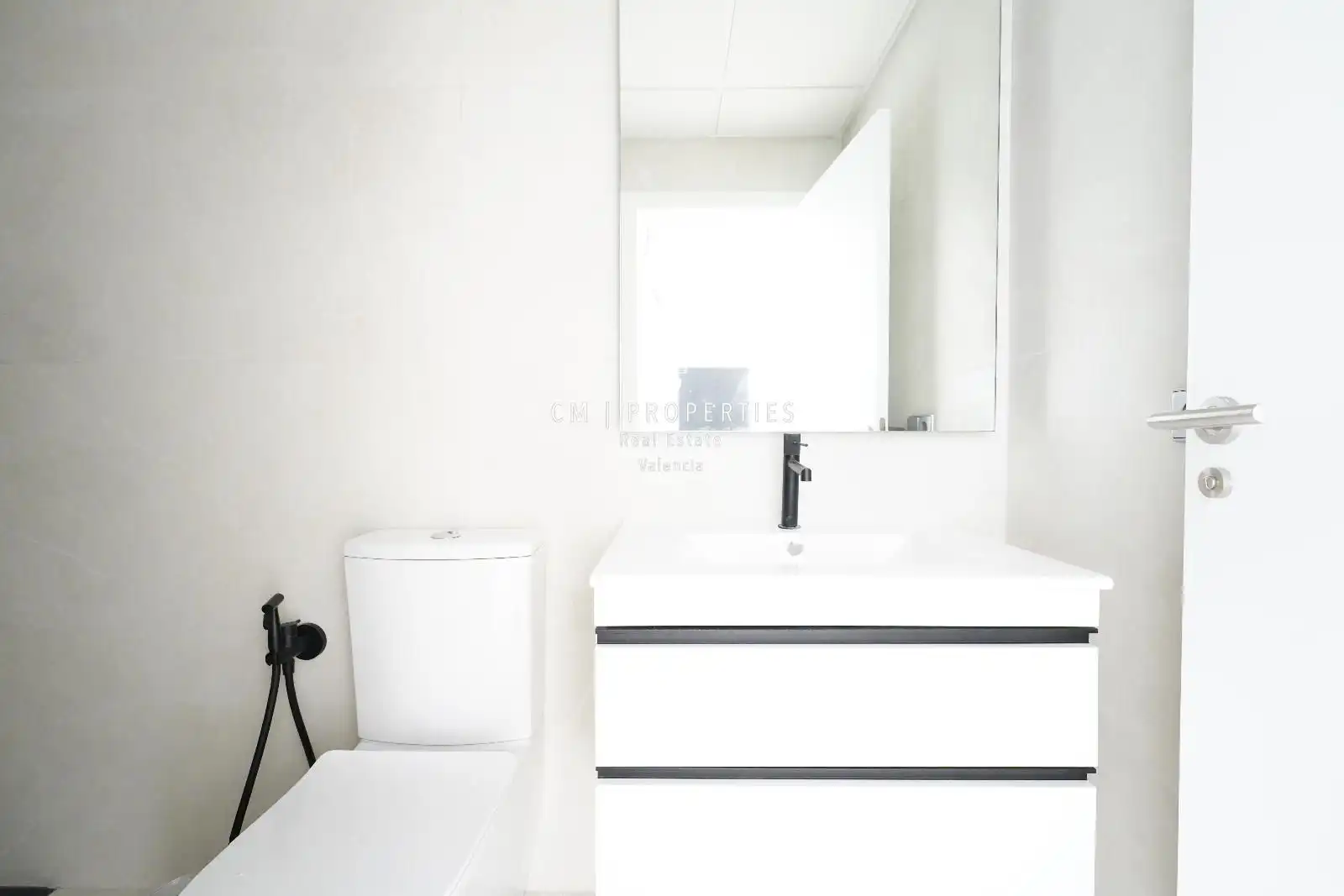 Baño de Casa adosada de alquiler en Chiva con Aire acondicionado, Calefacción y Jardín privado