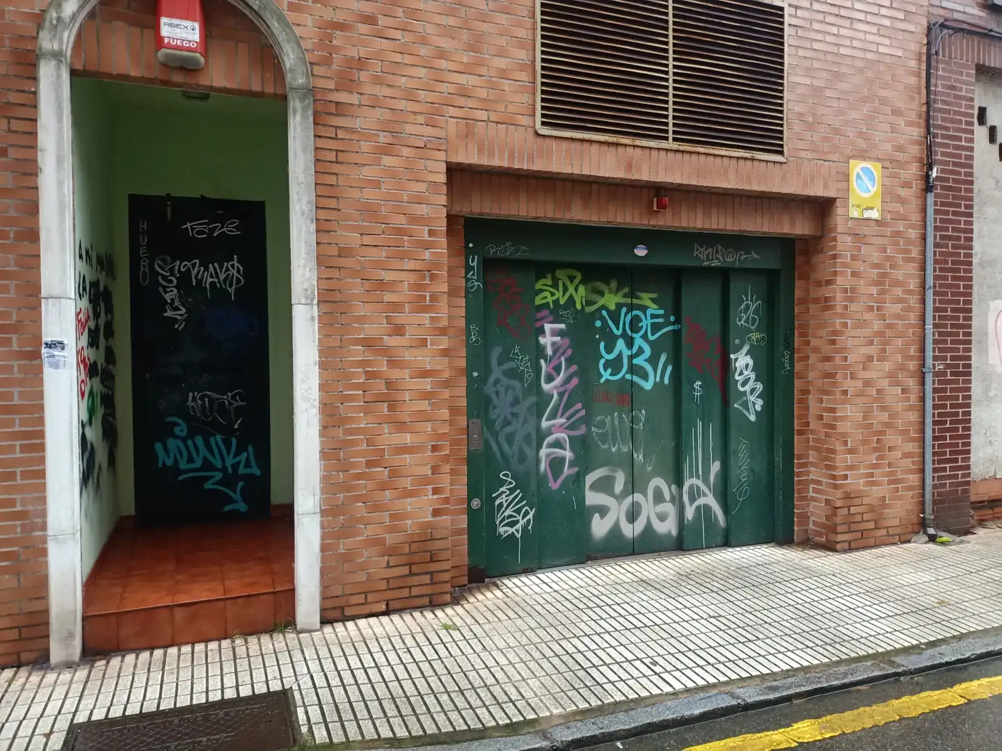 Außenansicht von Garage zum Verkauf in Gijón 