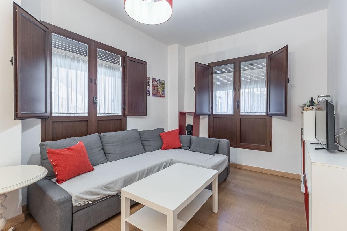 Living room of Flat for sale in  Granada Capital