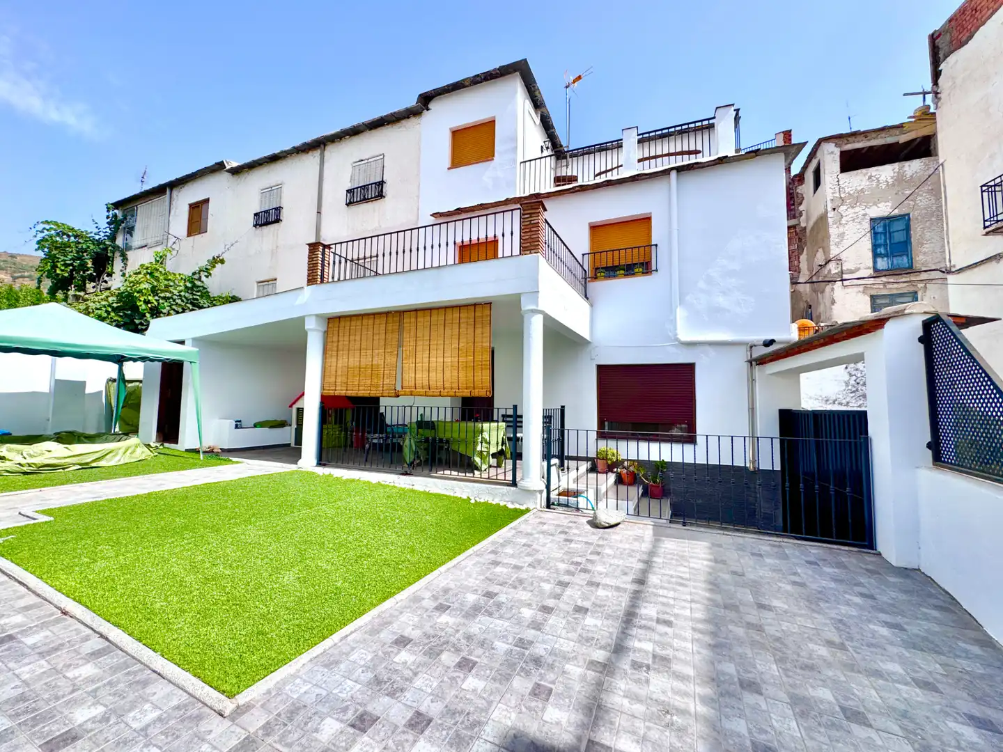 Vista exterior de Casa o xalet en venda en Válor amb Calefacció, Jardí privat i Terrassa