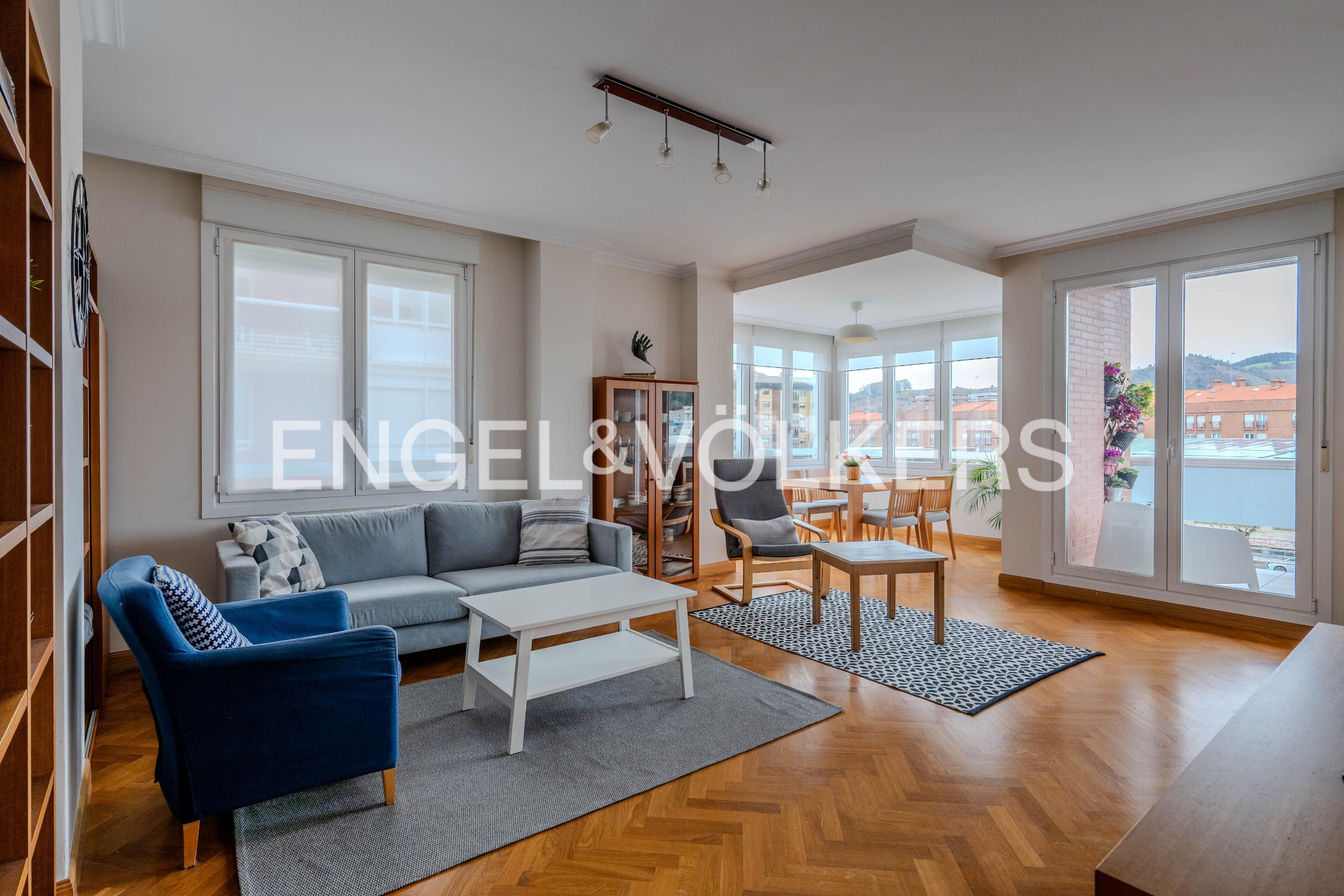 Sala de estar de Piso en venta en Zumaia con Calefacción, Terraza y Trastero