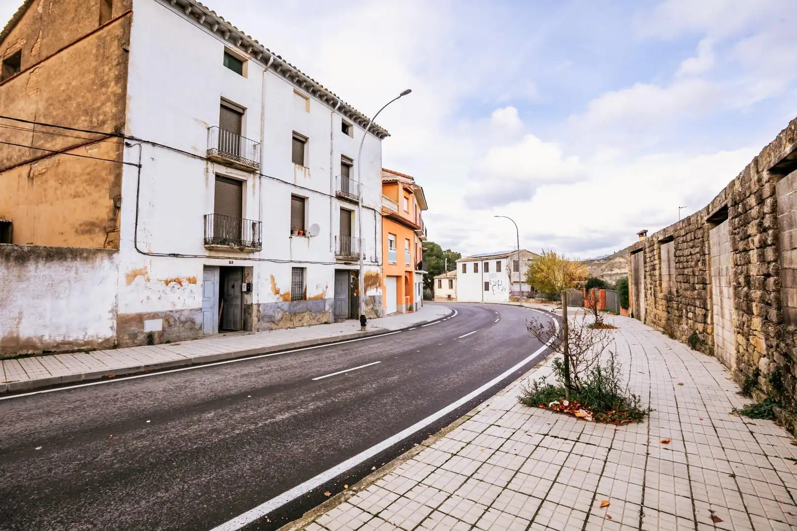 Vista exterior de Casa o xalet en venda en Ayerbe amb Moblat i Balcó