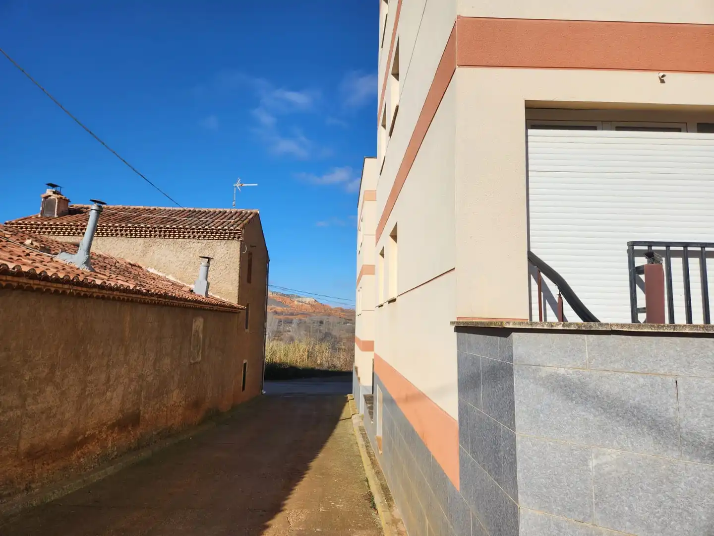 Vista exterior de Edificio en venta en Teruel