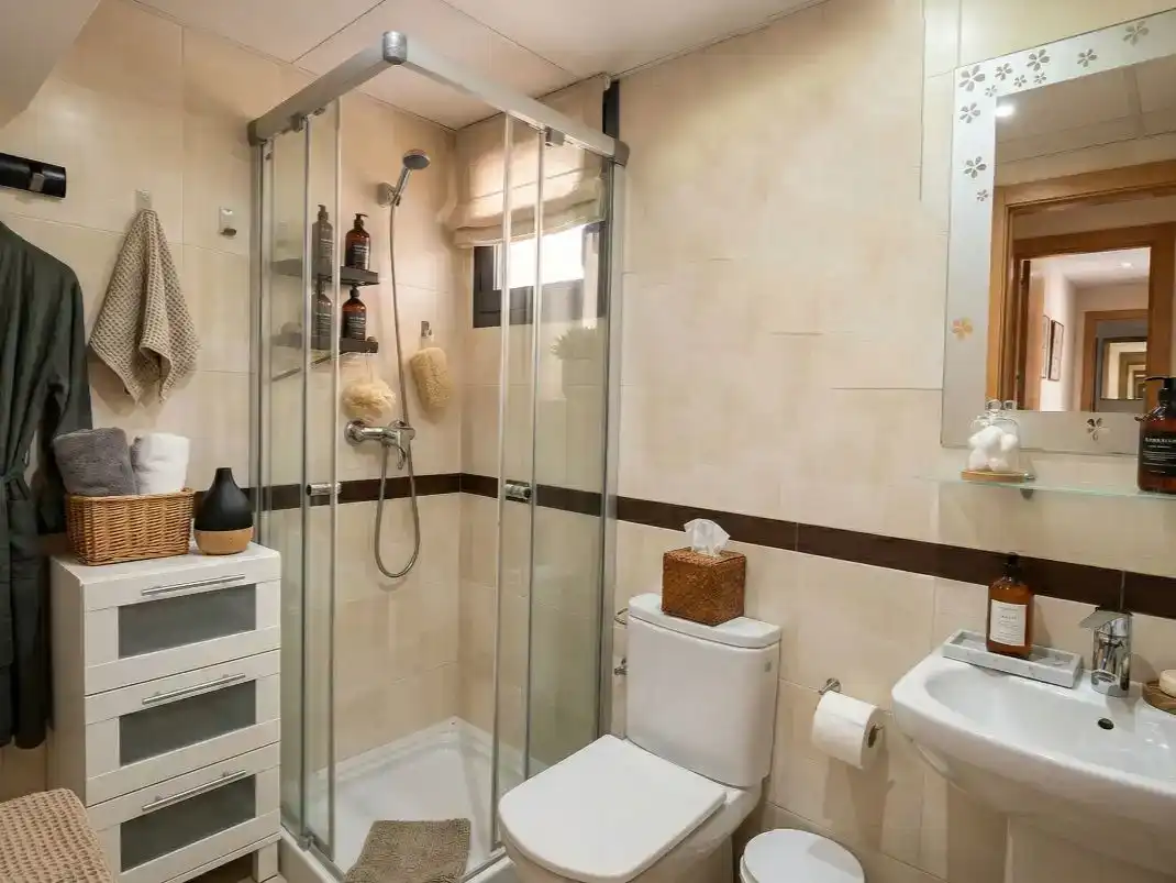 Badezimmer von Wohnung zur Miete in Mijas mit Klimaanlage, Privatgarten und Terrasse