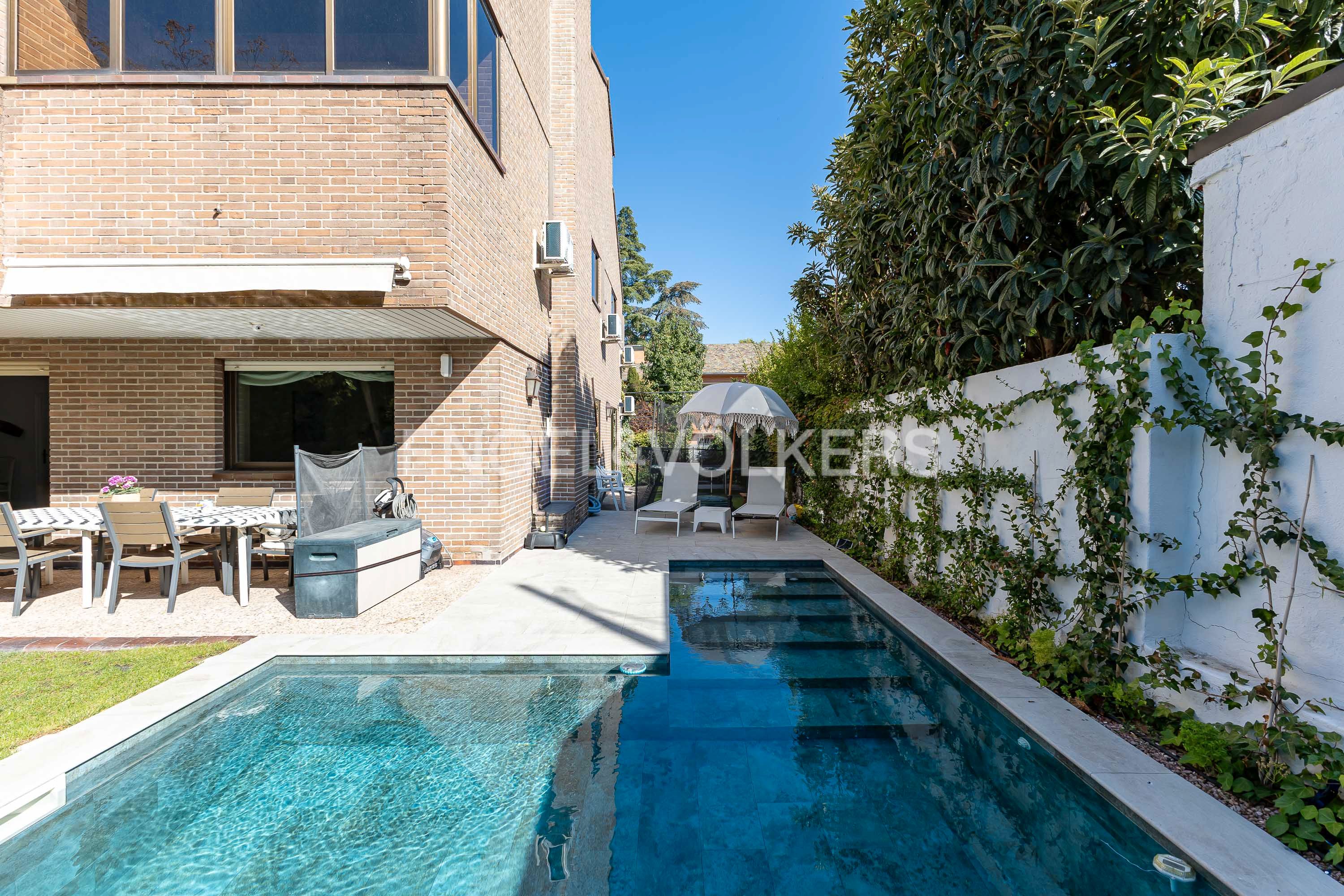 Exterior view of House or chalet for sale in  Madrid Capital  with Air Conditioner, Heating and Private garden