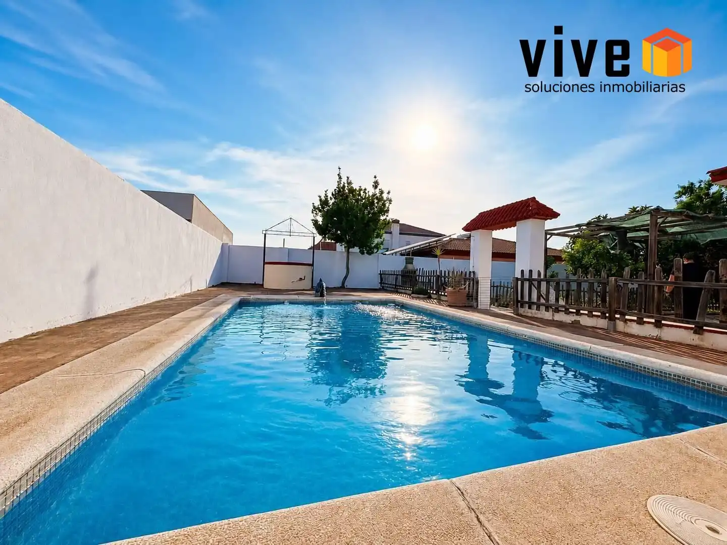 Piscina de Casa adosada en venta en Mairena del Aljarafe con Aire acondicionado, Calefacción y Jardín privado