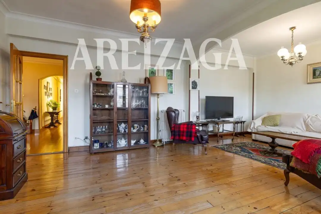 Sala d'estar de Pis en venda en Donostia - San Sebastián  amb Calefacció i Traster