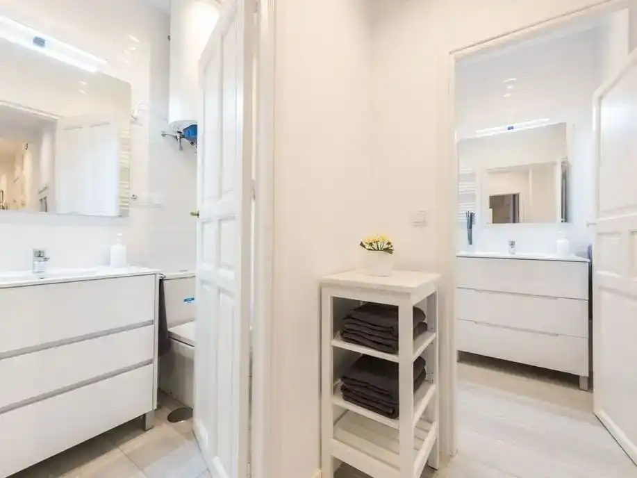 Bathroom of Apartments for share in Castelldefels  with Parquet flooring, Storage room and Furnished