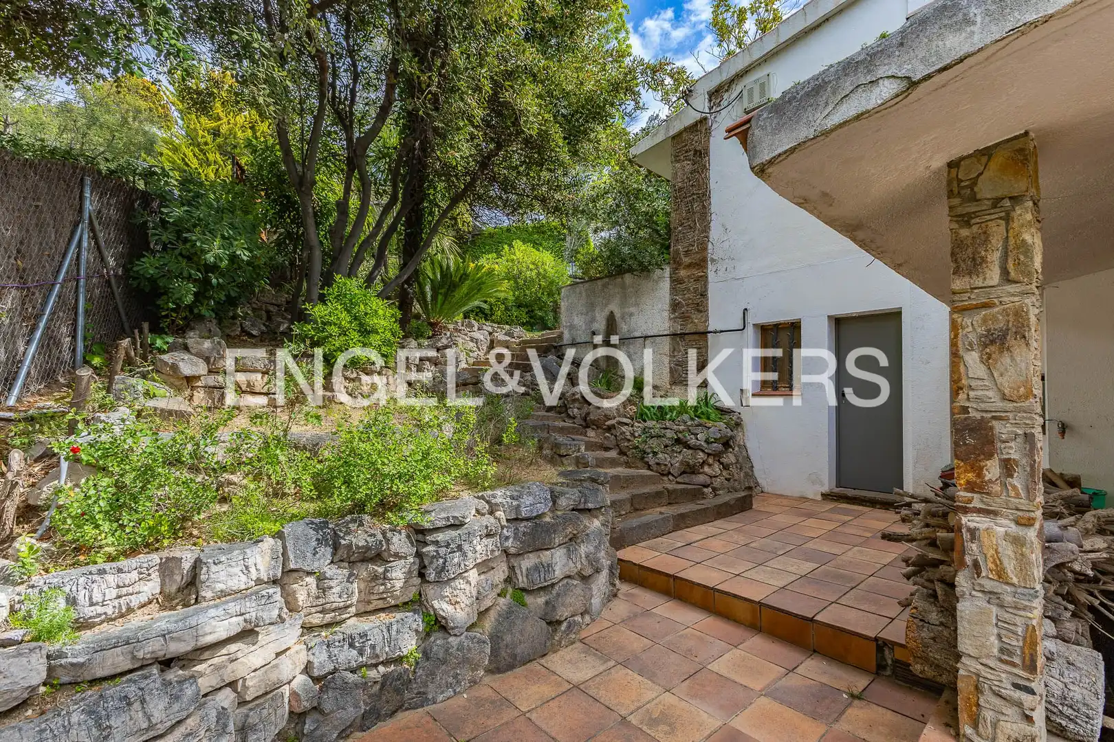 Vista exterior de Casa o xalet en venda en Cerdanyola del Vallès amb Calefacció, Jardí privat i Parquet