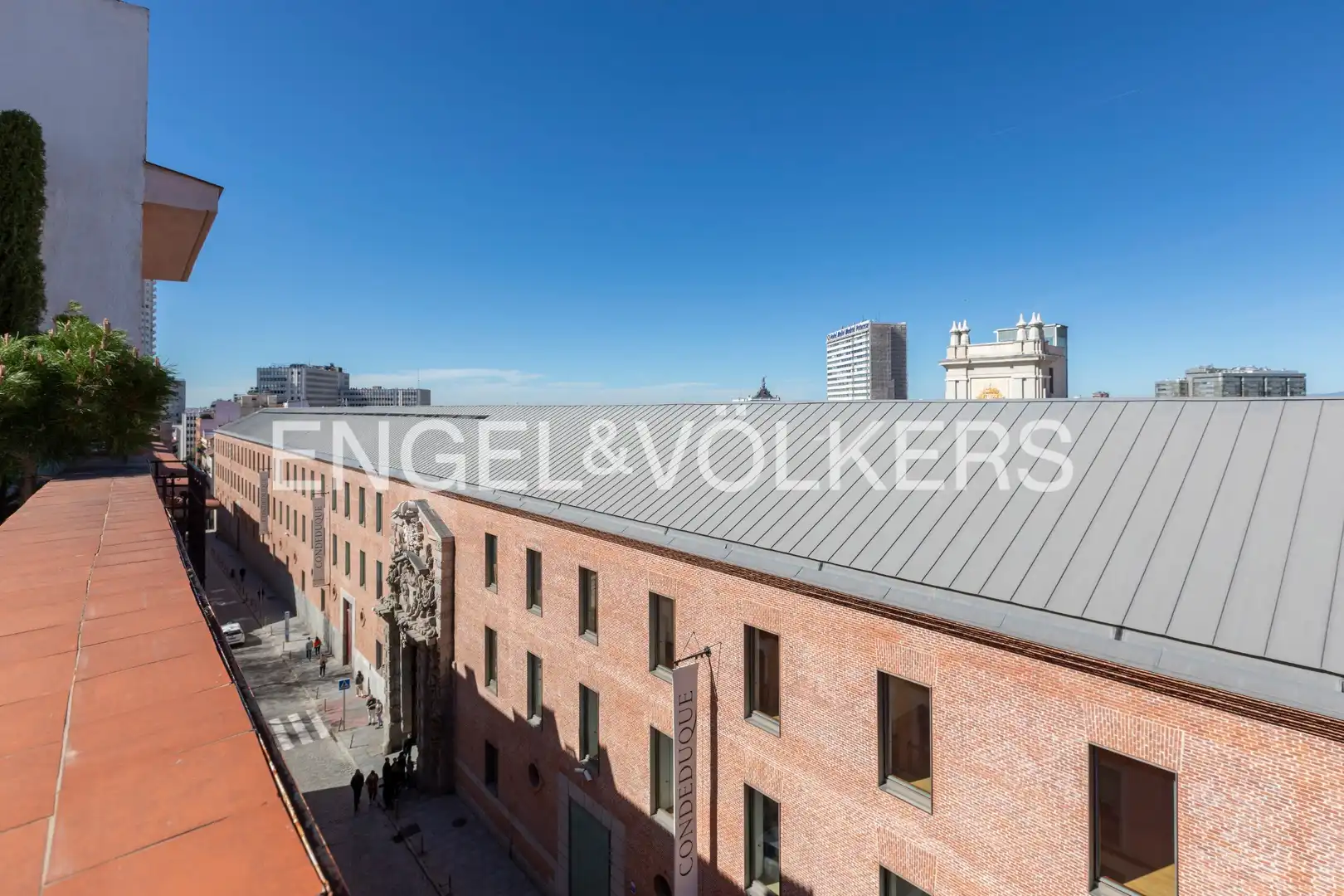 Vista exterior de Àtic en venda en Madrid amb Aire condicionat, Calefacció i Terrassa