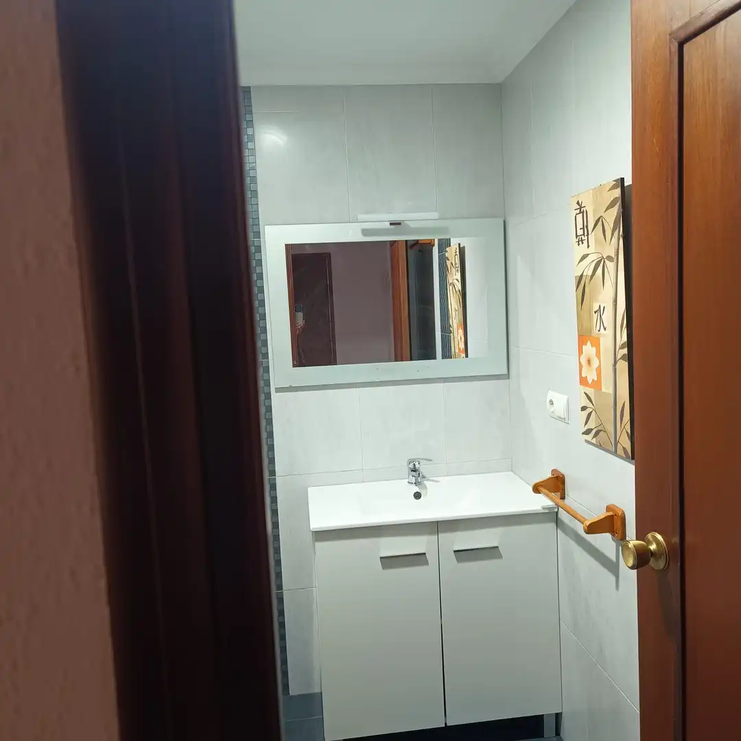 Baño de Apartamento de alquiler en La Pobla de Farnals con Aire acondicionado, Calefacción y Jardín privado