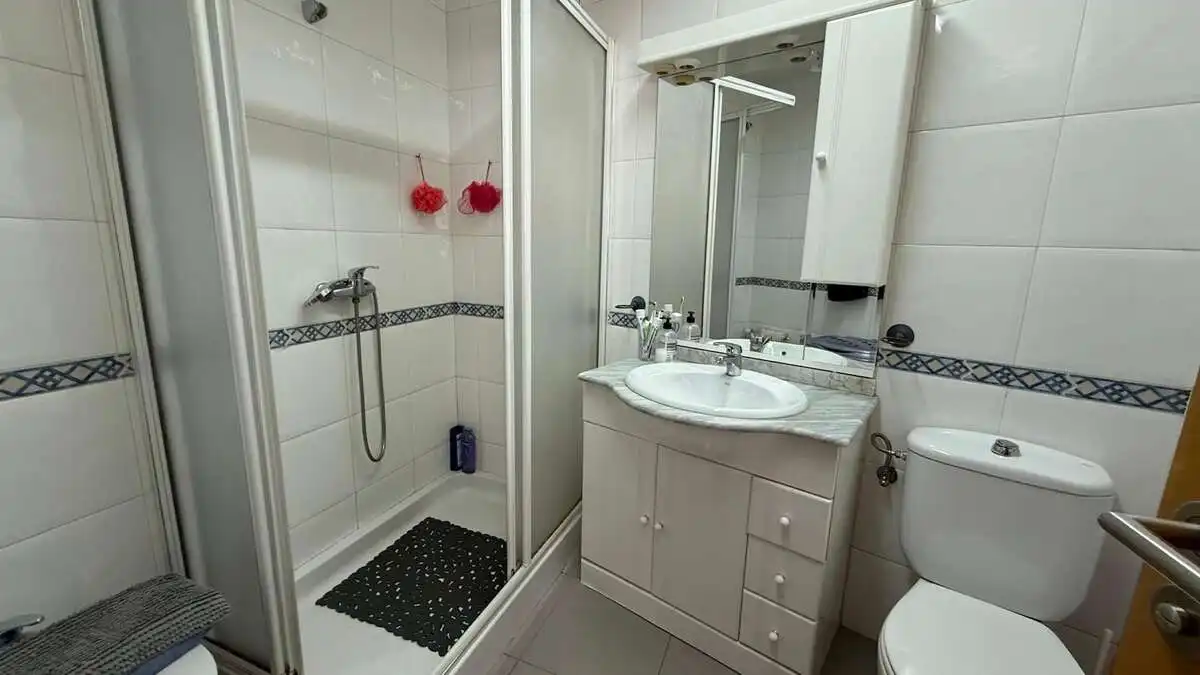 Badezimmer von Dachboden zum Verkauf in Granada mit Klimaanlage, Heizung und Terrasse