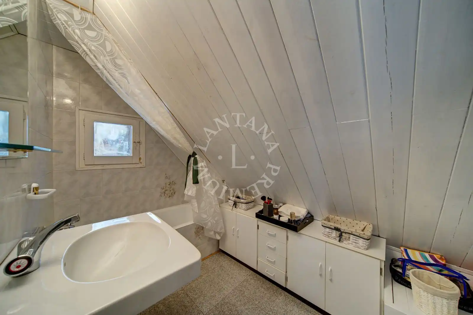 Bathroom of Houses for sale in Naut Aran  with Storage room