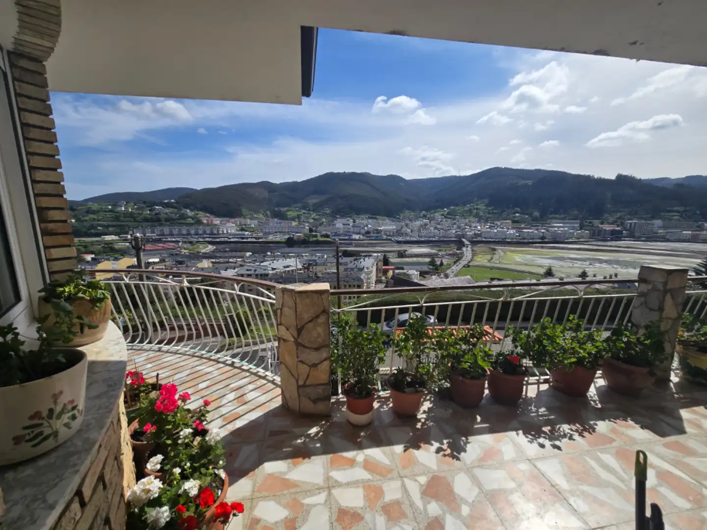 Vista exterior de Casa o xalet en venda en Viveiro amb Calefacció, Jardí privat i Parquet