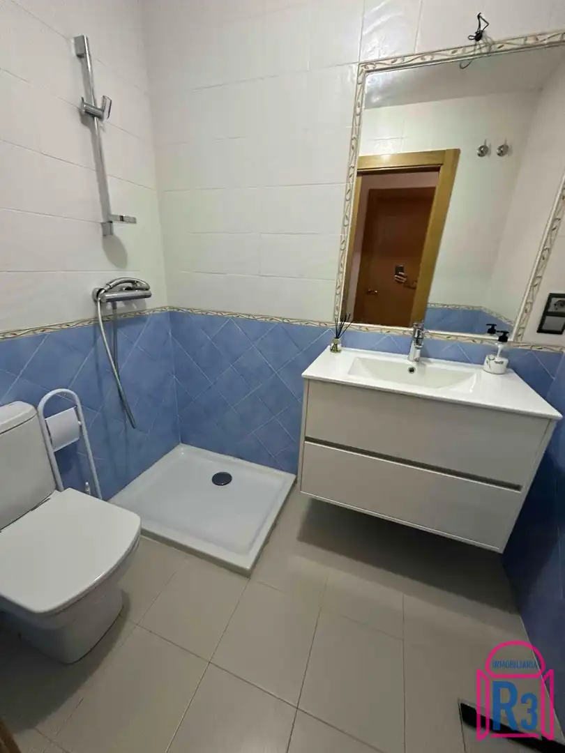 Bany de Casa adosada en venda en Cuadros amb Calefacció i Jardí privat