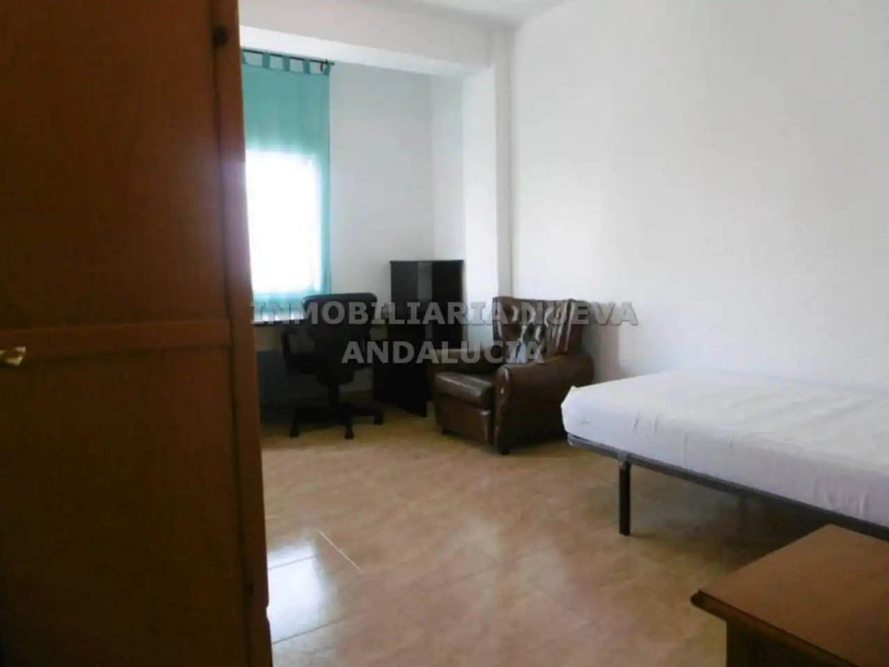 Habitación de Piso de alquiler en Almería con Terraza y Amueblado