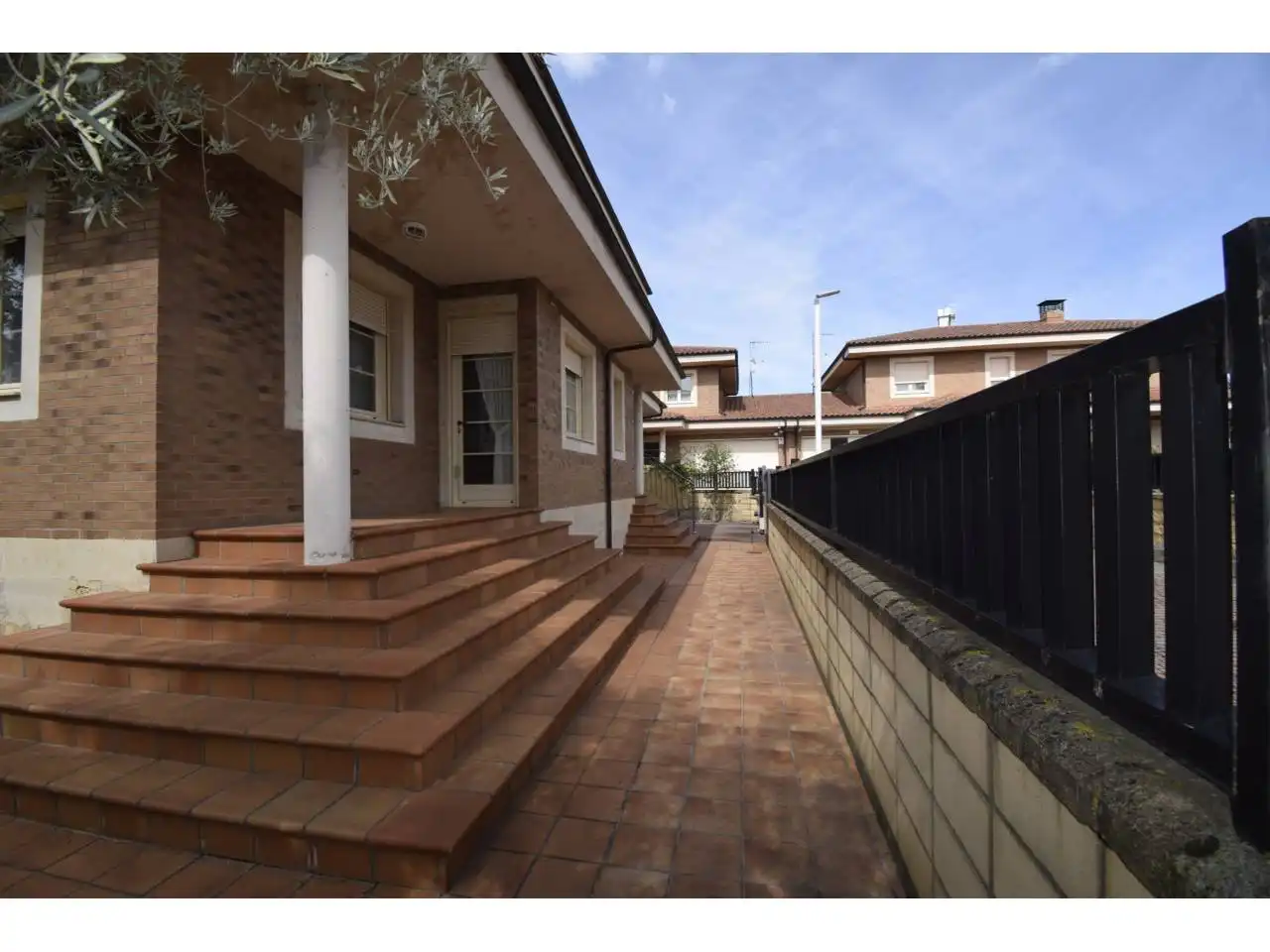 Vista exterior de Casa o xalet en venda en León Capital  amb Calefacció, Parquet i Terrassa
