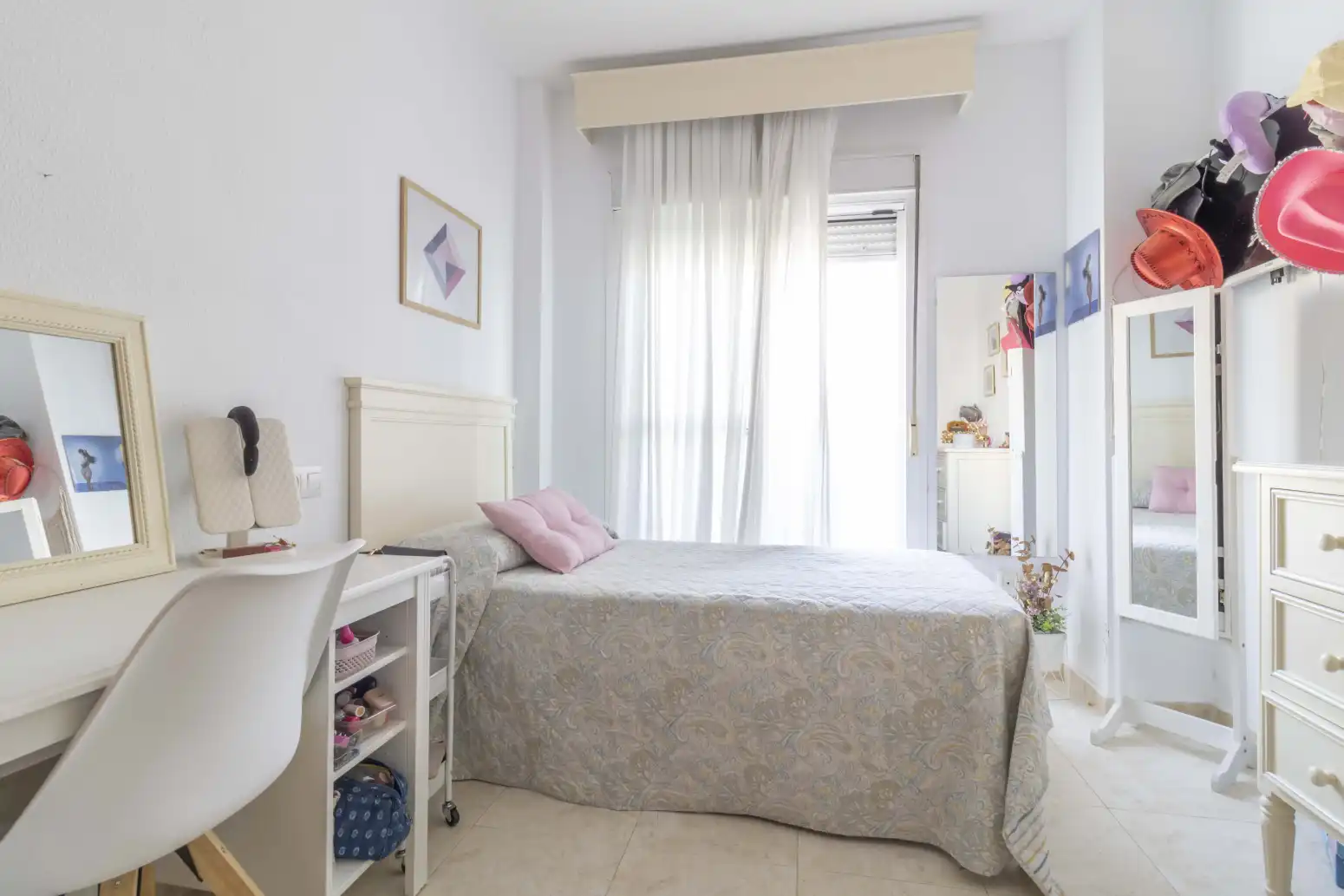 Dormitori de Casa adosada en venda en Gines amb Aire condicionat, Jardí privat i Terrassa