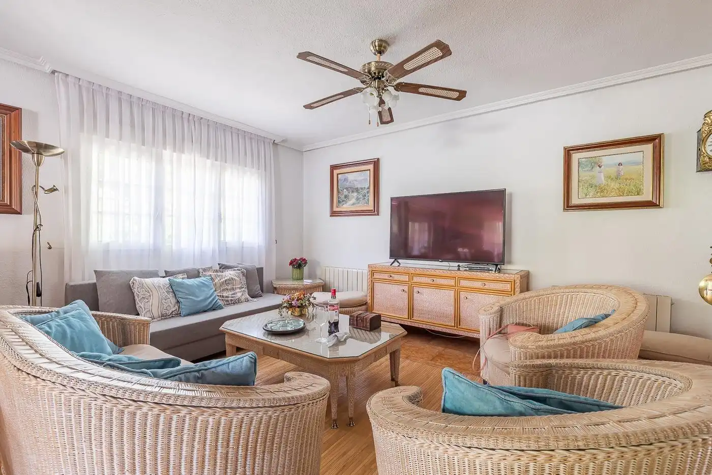 Sala de estar de Casa o chalet en venta en San Lorenzo de El Escorial con Calefacción, Alarma y Piscina comunitaria