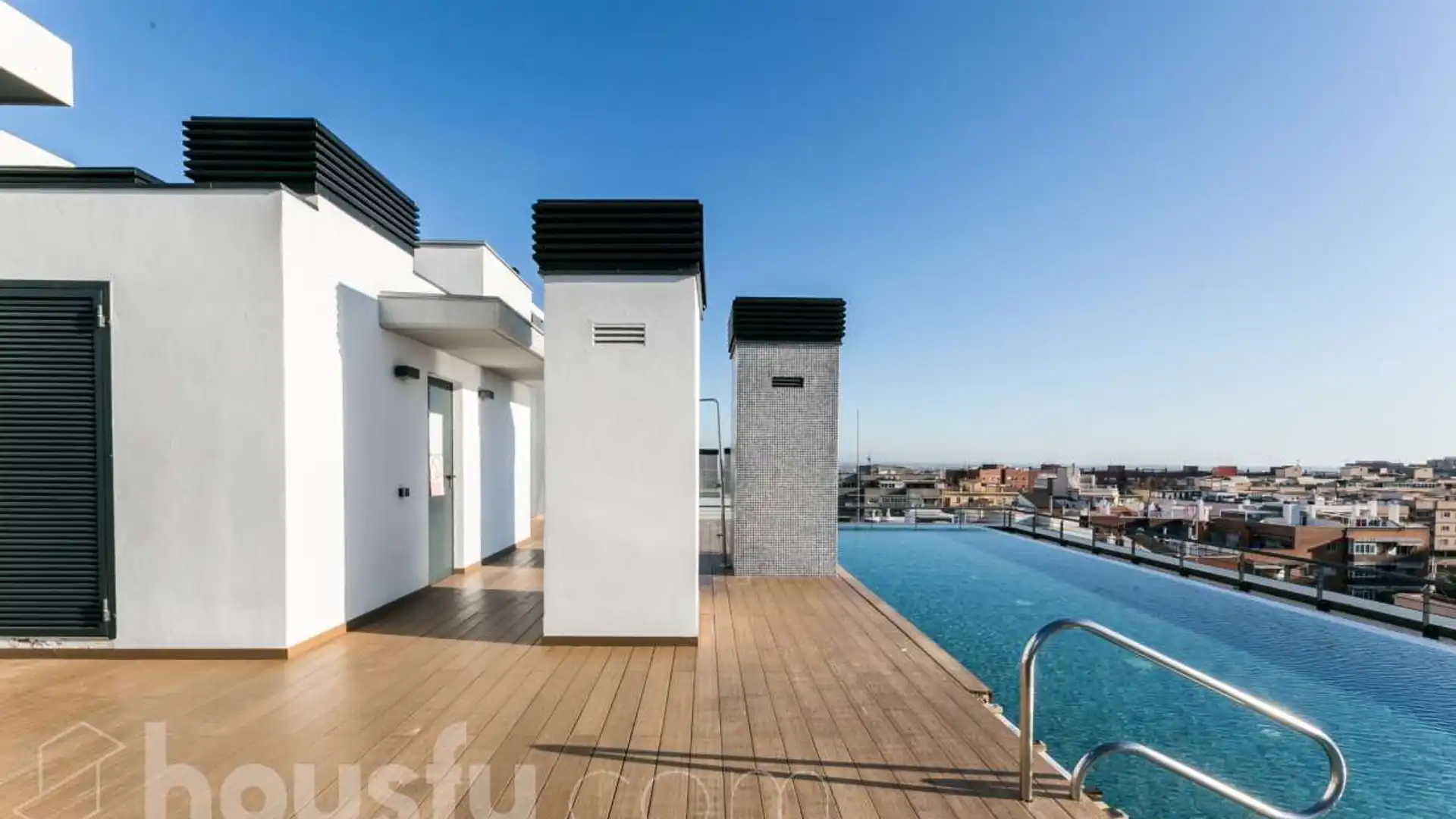 Piscina de Pis en venda en L'Hospitalet de Llobregat amb Aire condicionat, Calefacció i Parquet
