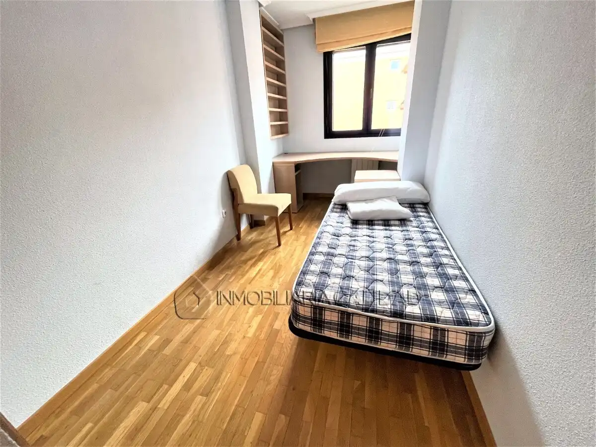 Habitación de Piso de alquiler en Burgos con Calefacción, Trastero y Amueblado