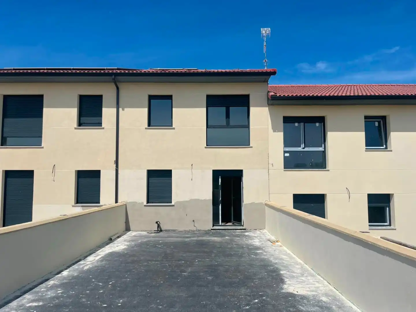 Vista exterior de Casa adosada en venda en Villagonzalo Pedernales amb Calefacció i Jardí privat