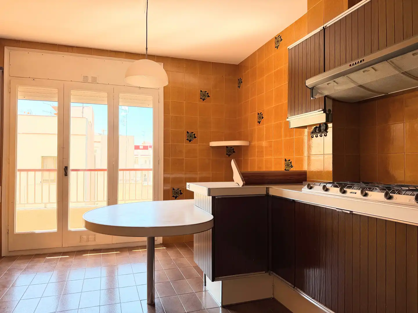 Cocina de Piso en venta en Vilanova i la Geltrú con Calefacción y Horno