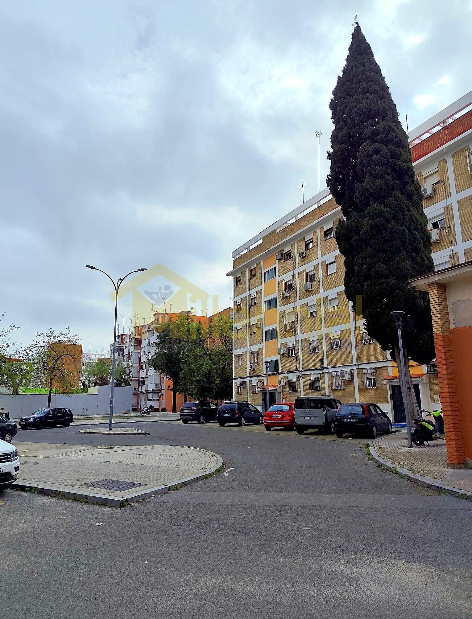 Exterior view of Flat for sale in  Sevilla Capital  with Air Conditioner
