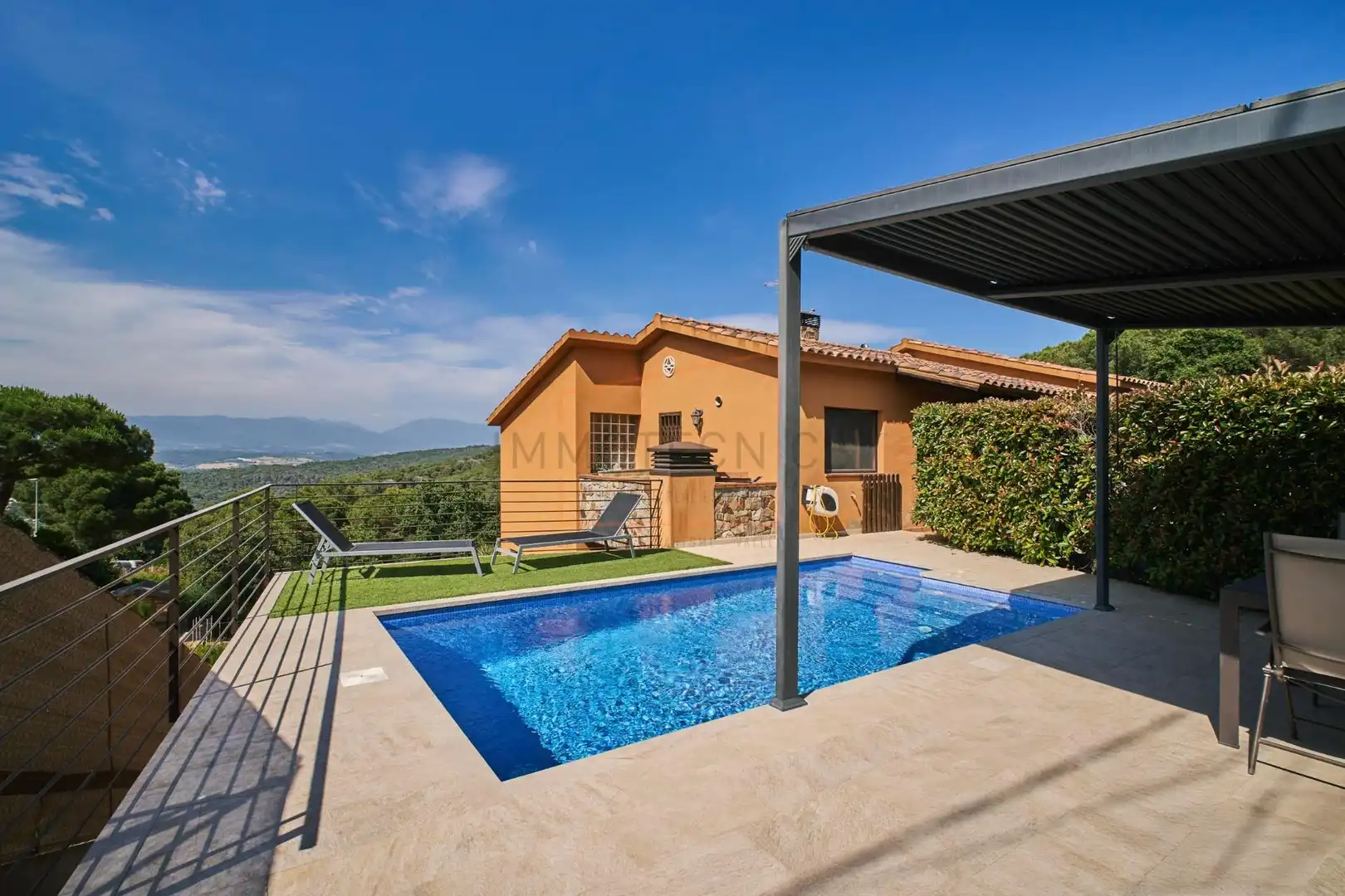 Vista exterior de Casa o xalet en venda en Vilanova del Vallès amb Jardí privat, Terrassa i Piscina