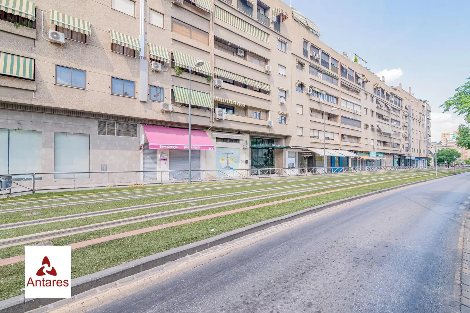 Vista exterior de Piso en venta en Granada con Calefacción y Amueblado