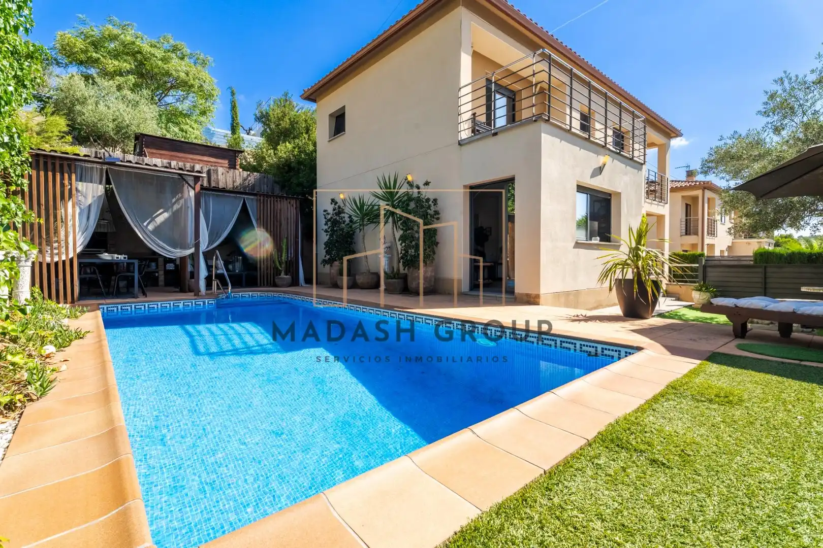 Chalet con piscina en venta en Carrer VIA LACTIA