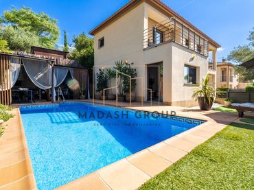 Xalet amb piscina en venda a Carrer VIA LACTIA