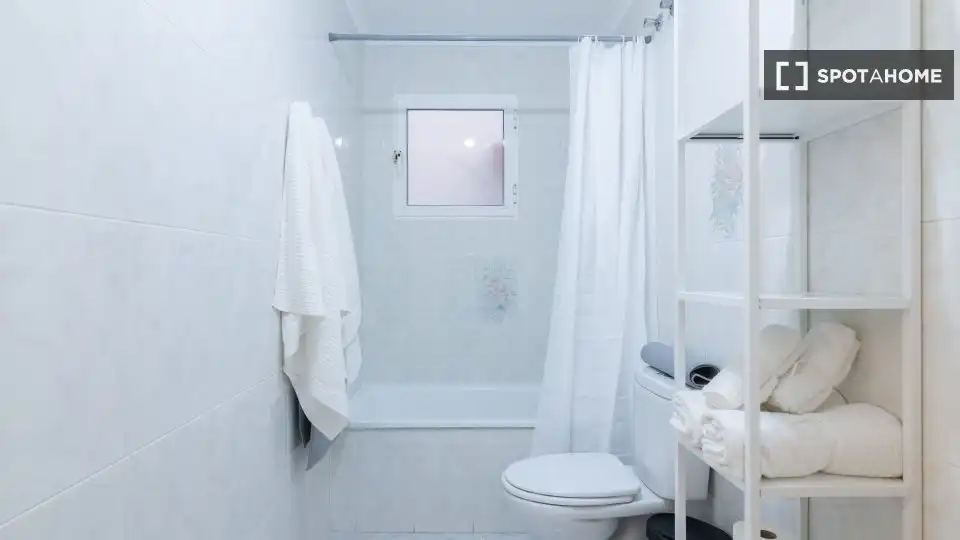 Baño de Estudio para compartir en Torrevieja con Aire acondicionado, Terraza y Amueblado