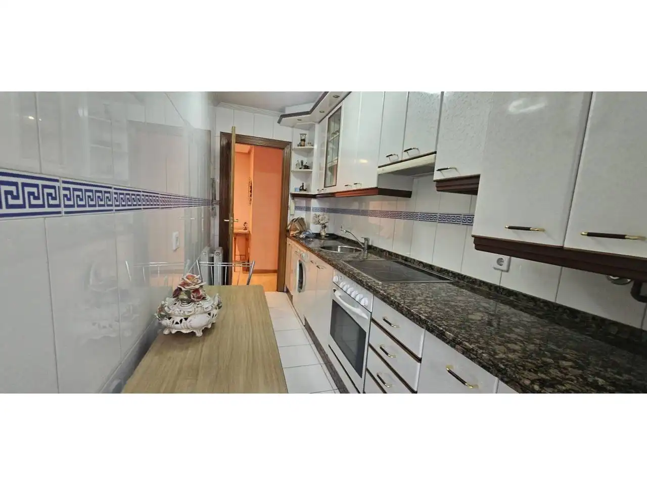 Cuina de Apartament en venda en León Capital  amb Calefacció, Parquet i Traster