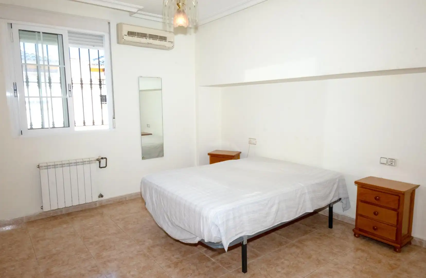 Habitación de Casa adosada en venta en Torrevieja con Aire acondicionado, Calefacción y Jardín privado