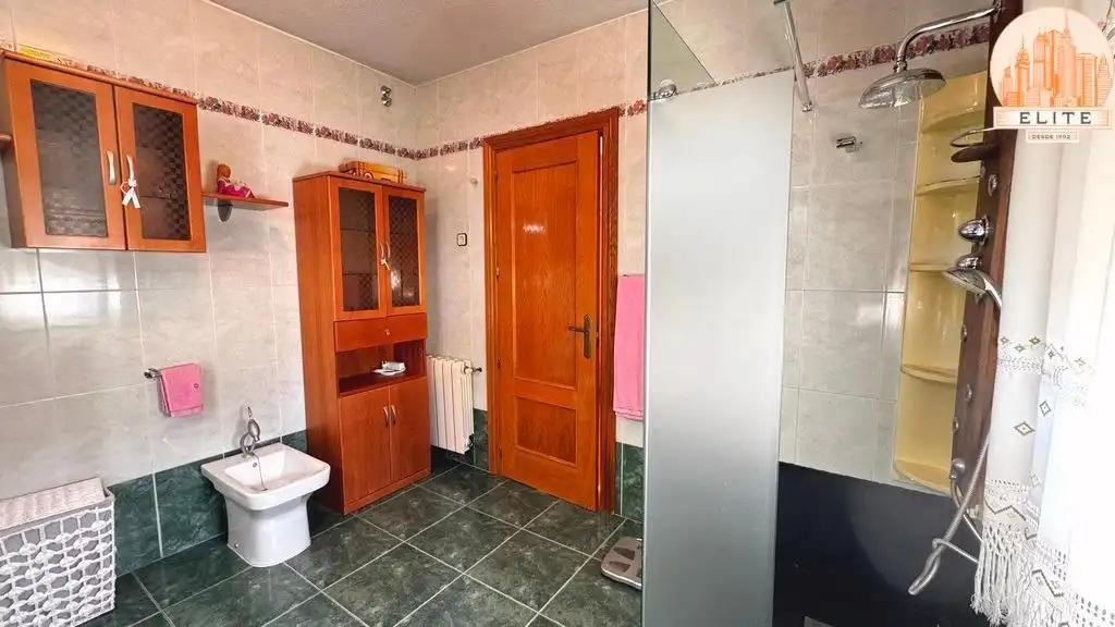 Baño de Casa adosada en venta en Torrejón de la Calzada con Aire acondicionado, Calefacción y Jardín privado
