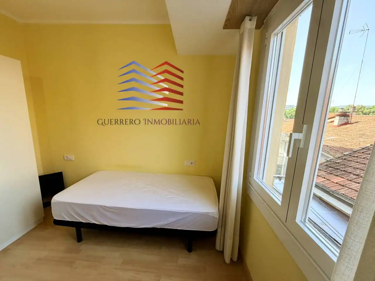 Schlafzimmer von Wohnungen zur Miete in Ourense Capital  mit Heizung, Parkett und Möbliert