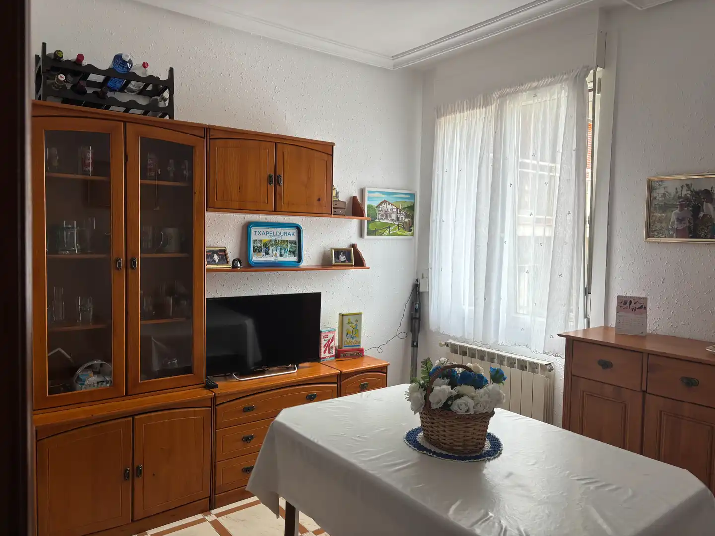 Sala d'estar de Pis en venda en Donostia - San Sebastián  amb Calefacció, Traster i Moblat