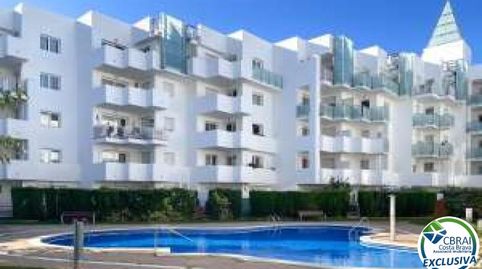 e vende ático de una habitación con bodega y plaza de aparcamiento privada en Roses.
