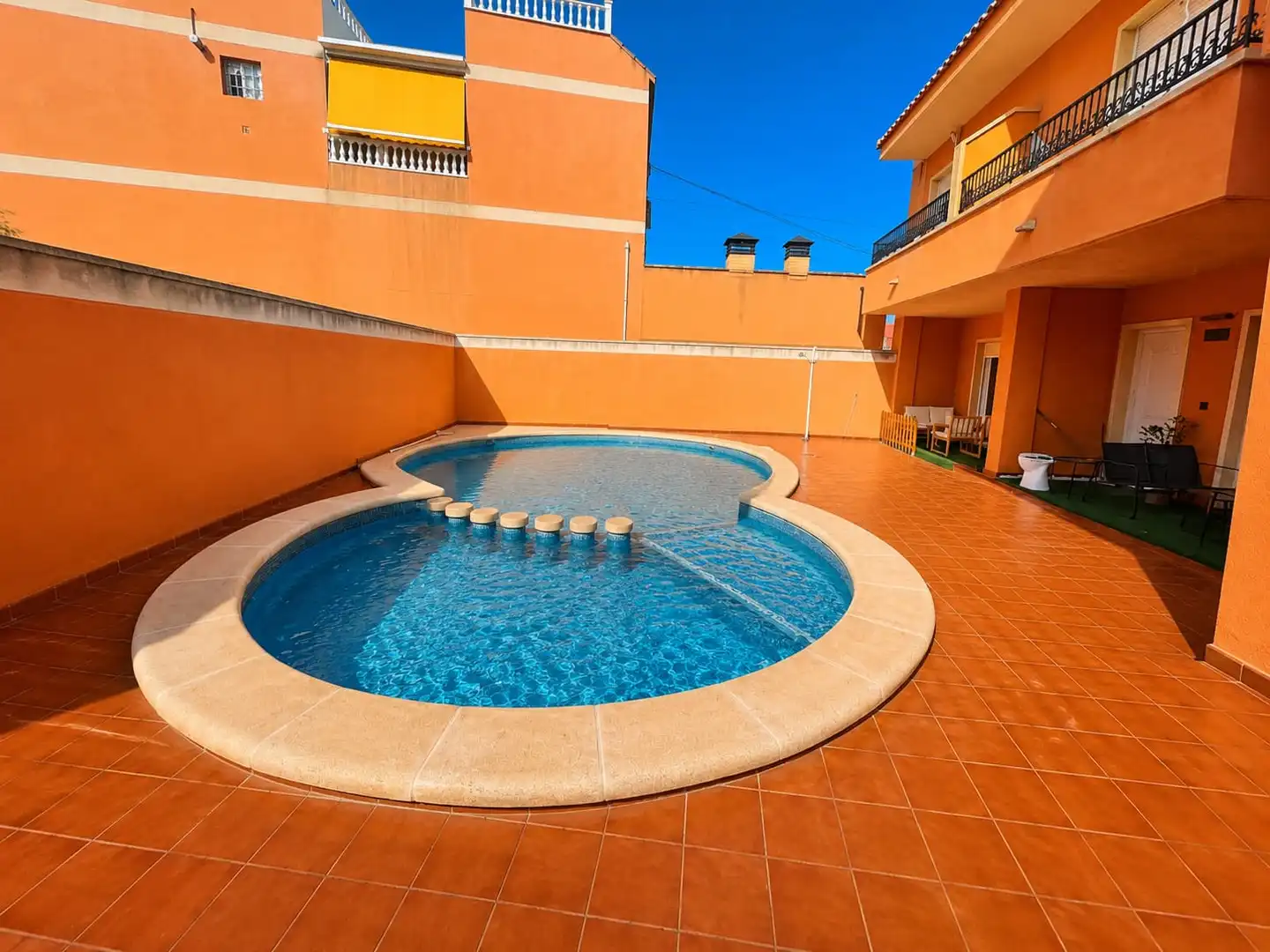 Piscina de Casa adosada en venda en Helechosa de los Montes amb Calefacció, Jardí privat i Terrassa