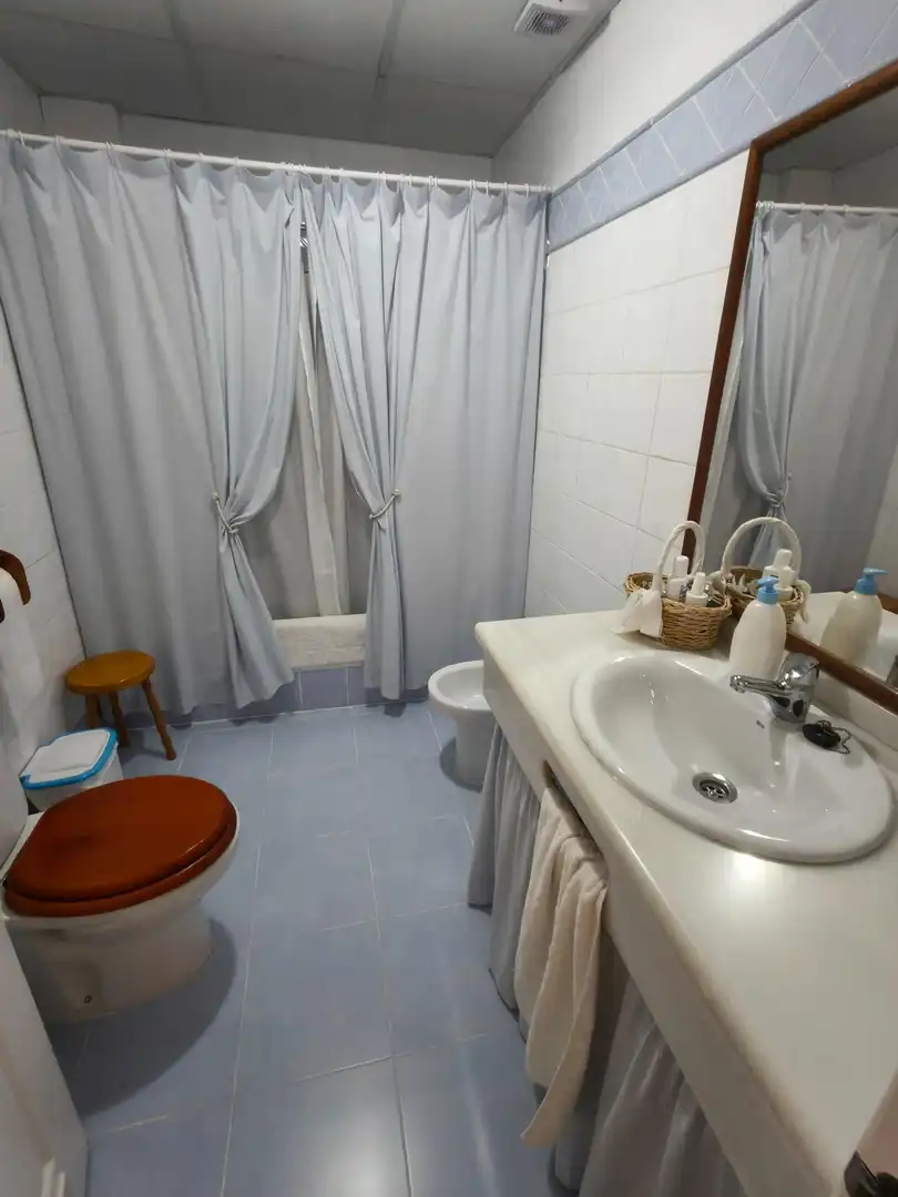 Bany de Casa adosada en venda en Puerto Real amb Aire condicionat, Calefacció i Jardí privat