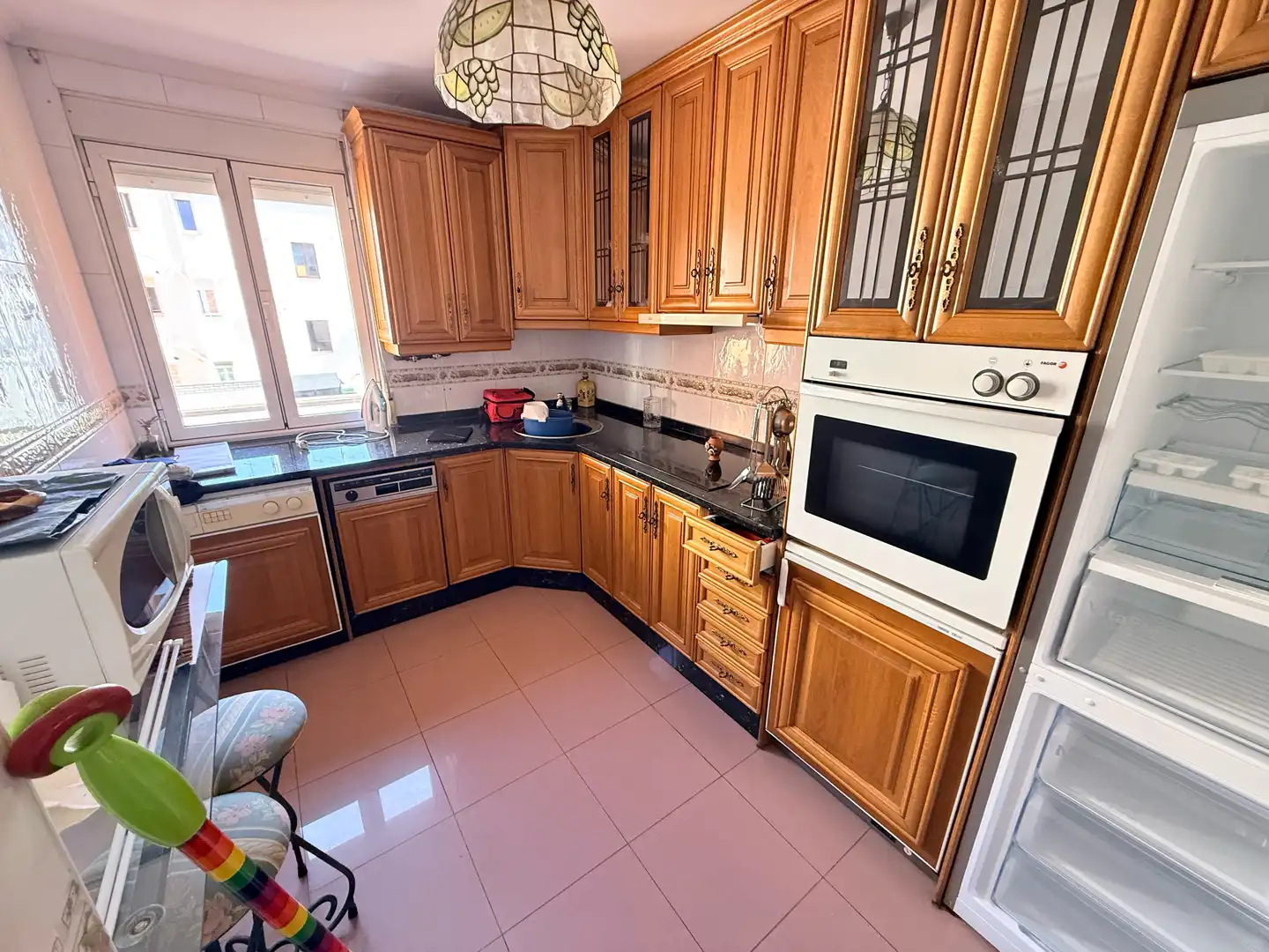 Cuina de Apartament de lloguer en León Capital  amb Calefacció, Moblat i Forn