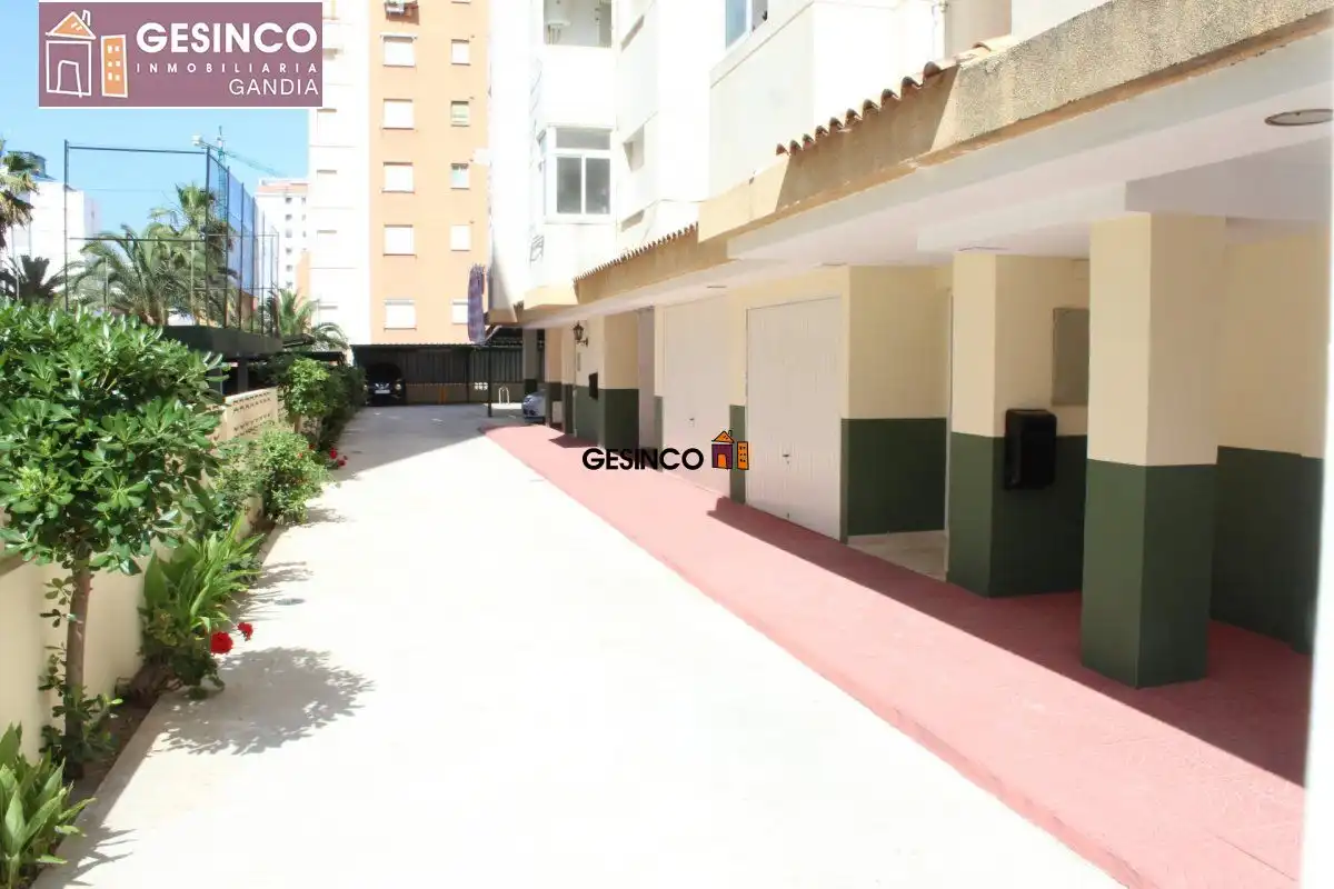Aparcament de Àtic de lloguer en Gandia amb Terrassa, Moblat i Piscina comunitària