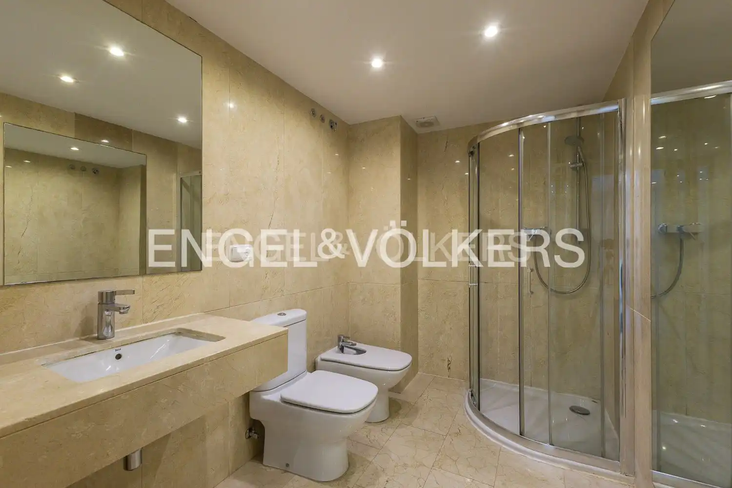 Baño de Piso en venta en Valencia con Aire acondicionado, Calefacción y Terraza