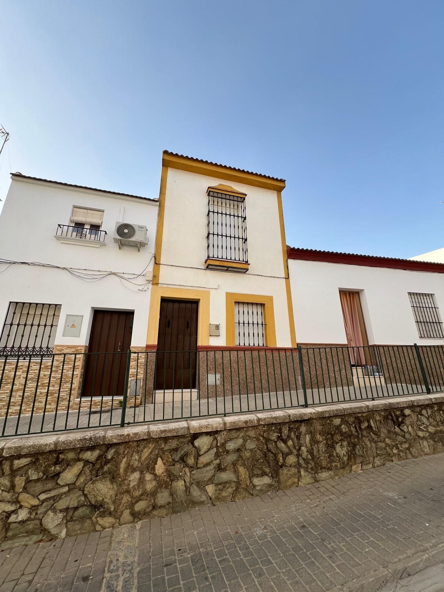 Exterior view of House or chalet for sale in Fuentes de Andalucía