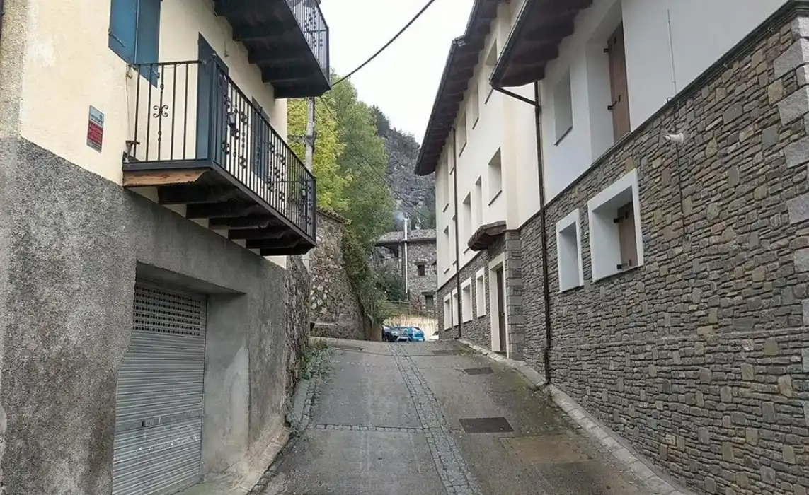 Vista exterior de Casa o xalet en venda en El Pont de Suert amb Parquet