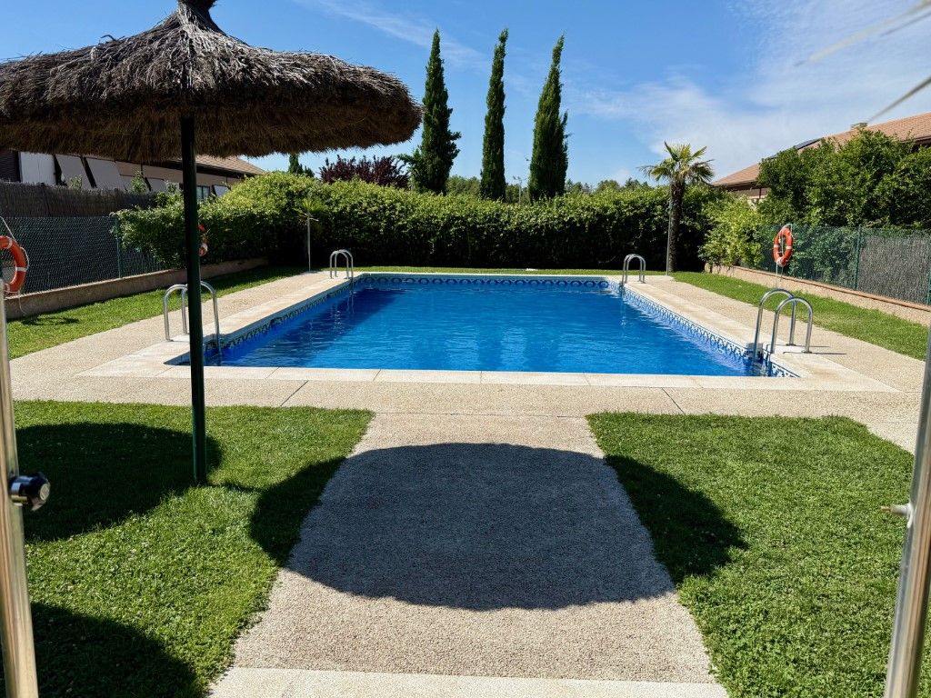 Piscina de Casa adosada en venda en Navalcarnero