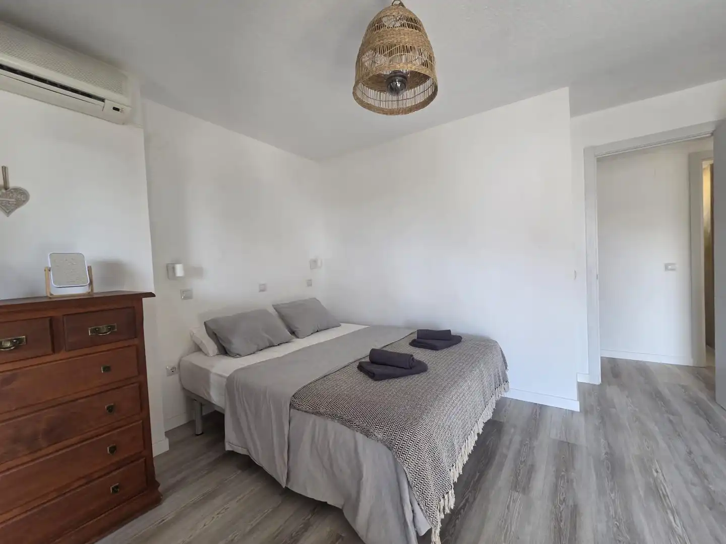 Habitación de Piso de alquiler en Benalmádena con Terraza y Piscina comunitaria