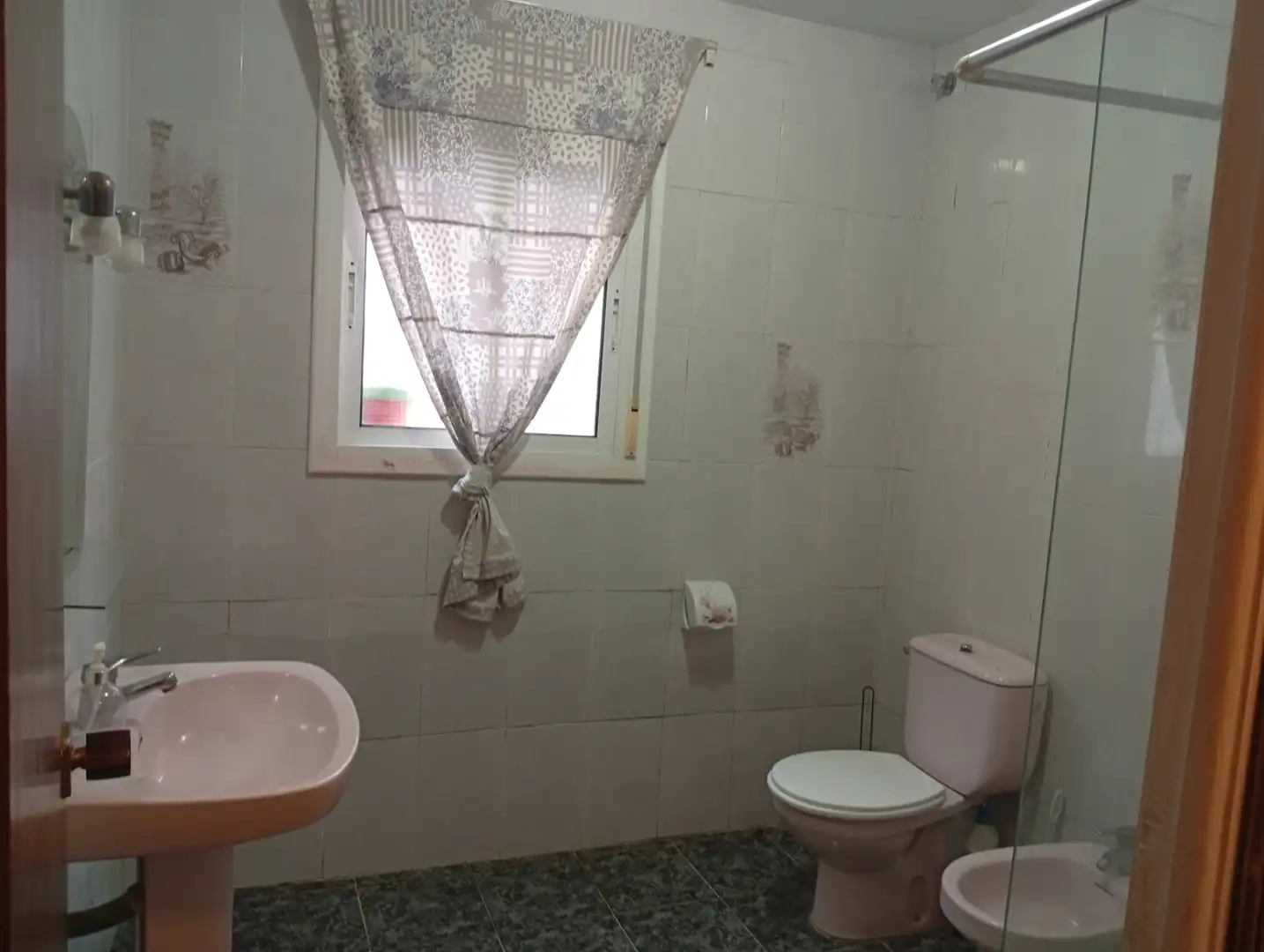 Bathroom of Flat for rent in Tarragona  with Storage room, Furnished and Oven